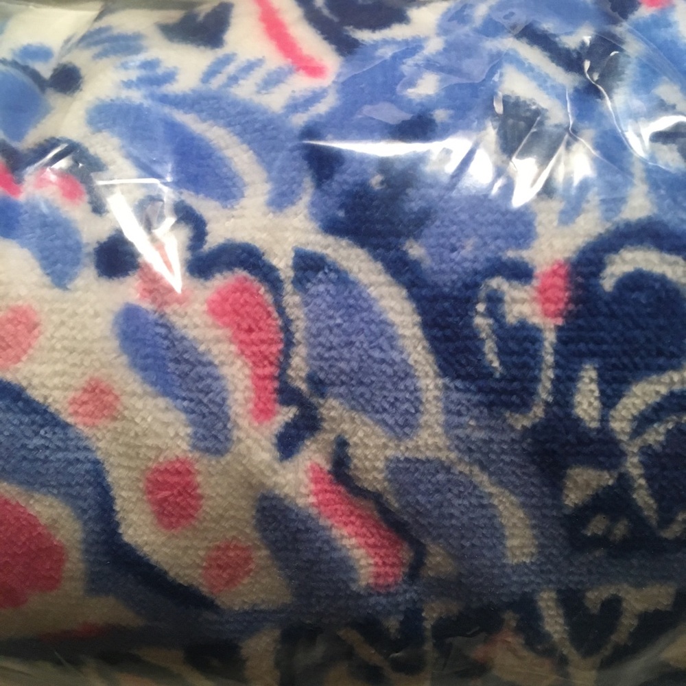 New Lilly Pulitzer 64” Round Towel Cliffside Garden - Picture 3 of 7